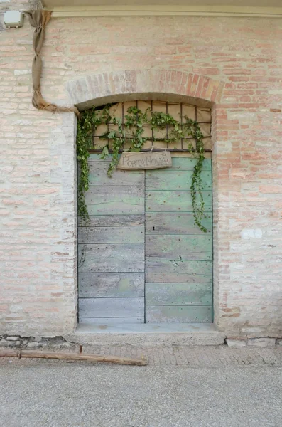 Eski İtalyan ön kapı — Stok fotoğraf