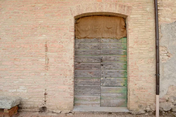 Velha porta da frente — Fotografia de Stock