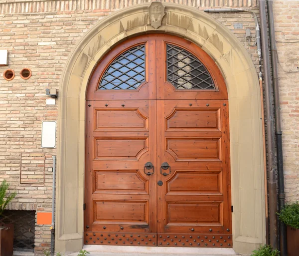 Porta d'ingresso marrone con battenti — Foto Stock