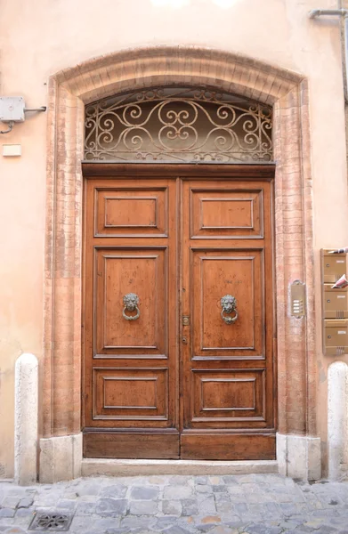 Italská přední dveře — Stock fotografie