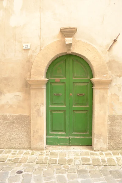 Porta dianteira verde velha — Fotografia de Stock