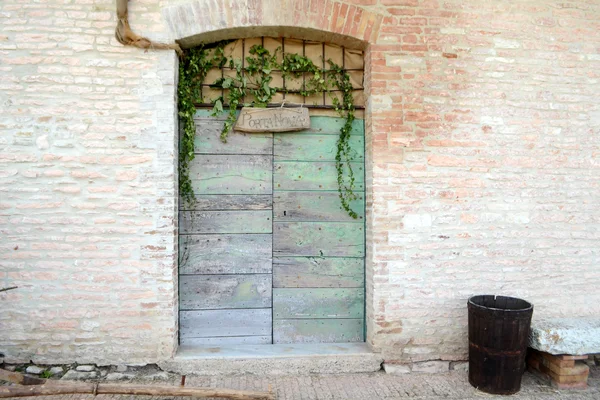 Gamla ytterdörren i Italien — Stockfoto