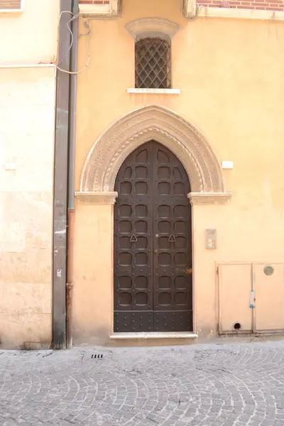 Medeltida ytterdörren i Italien — Stockfoto