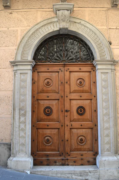 eski İtalyan ön kapı