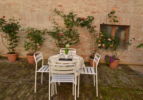 Уютный итальянский двор — стоковое фото