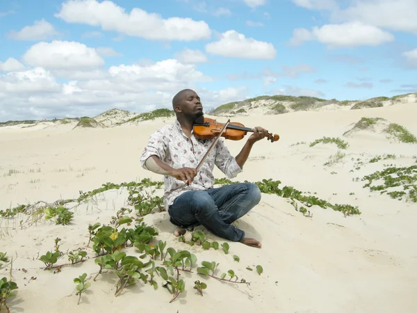 Чорний музикант на пляжі — стокове фото