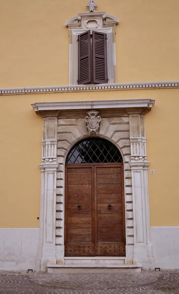 Italienische Haustür — Stockfoto