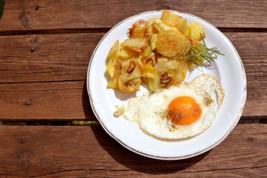 Yumurtalı patates kızartması ile