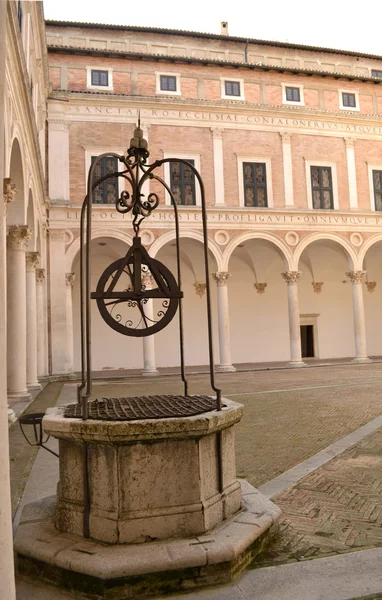 Fontein op de binnenplaats van het Palazzo Ducale in Urbino — Stockfoto