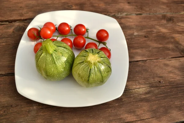 Calabacín redondo con tomates cherry Imagen de stock