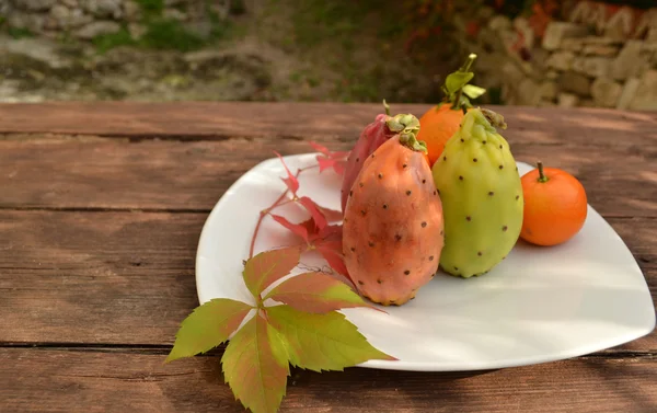 Peras espinosas con mandarinas —  Fotos de Stock