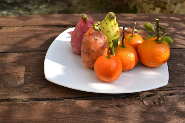 Mandarinas con peras espinosas —  Fotos de Stock