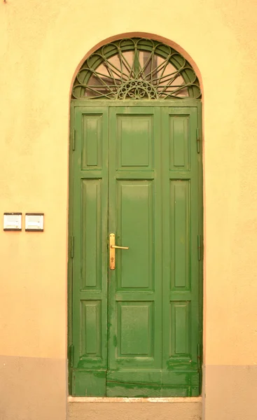 Porta d'ingresso verde — Foto Stock