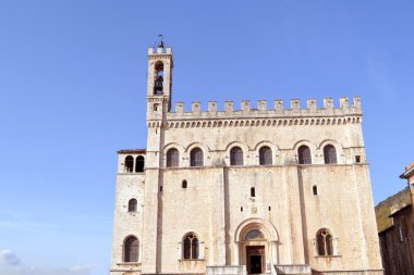 Palazzo dei Consoli önünde mavi gökyüzü