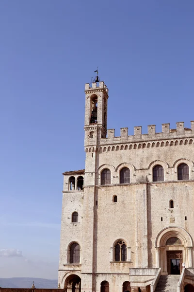 Palazzo dei Consoli in front of blue sky — Stock Photo, Image