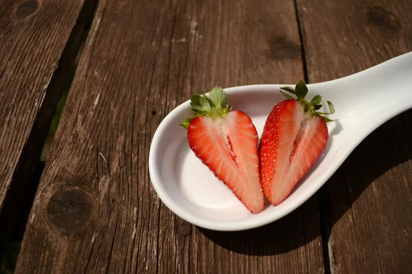 Fraises coupées en deux — Photo