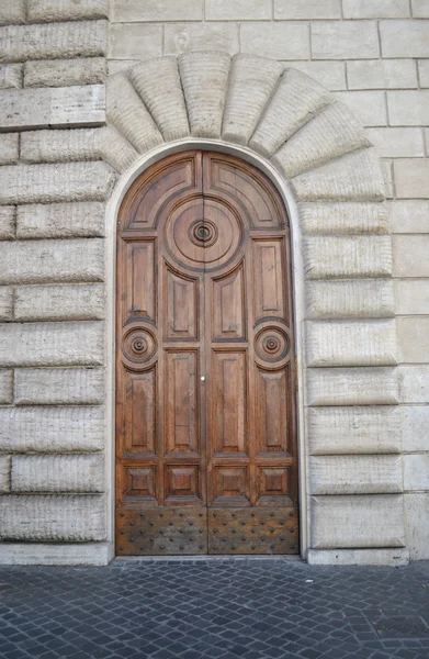 Alte italienische Haustür — Stockfoto