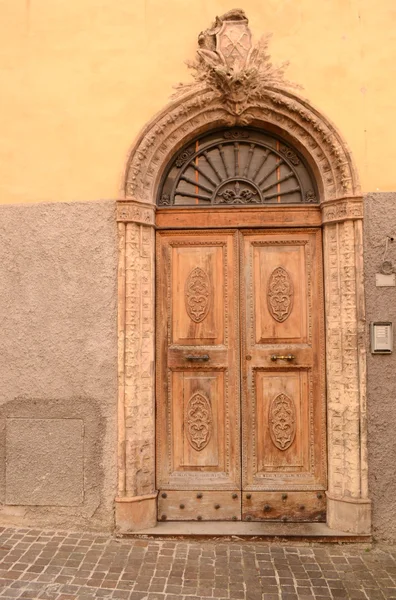 Porta da frente italiana velha — Fotografia de Stock