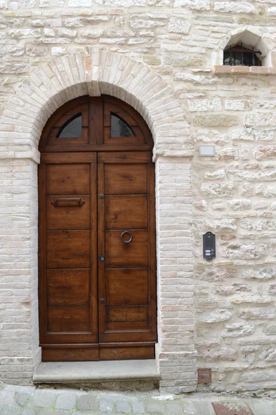 Итальянская дверь — стоковое фото