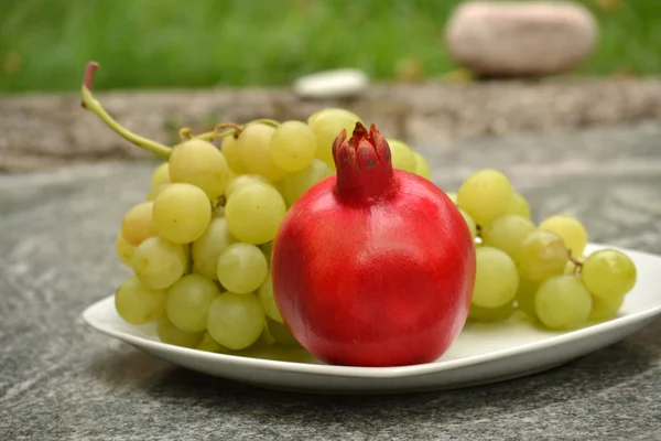 Granatäpple med gröna druvor — Stockfoto