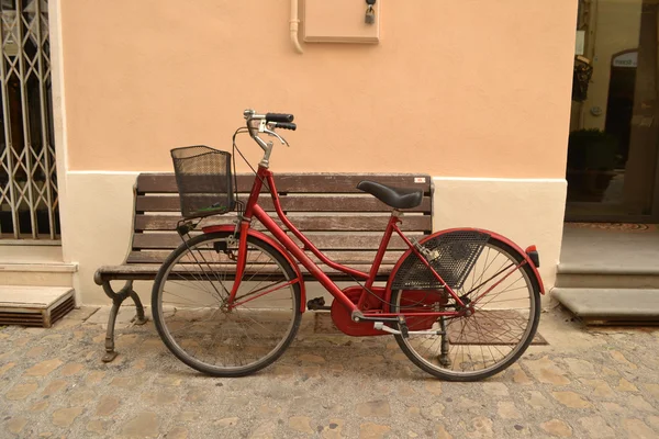 Old red red bicycle — Stock Photo, Image