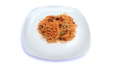Spagetti önünde beyaz plaka üzerinde
