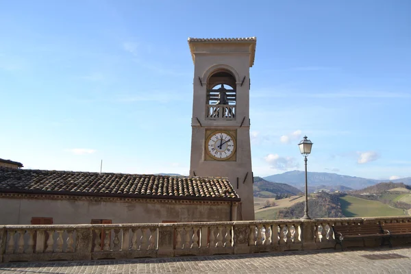 Torre da igreja na frente no céu azul — Fotografia de Stock