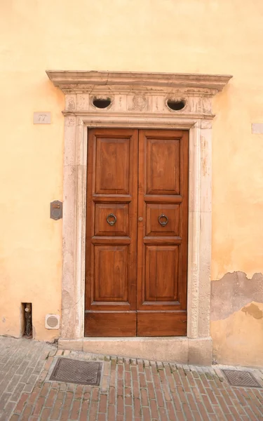 Італійський передні двері — стокове фото