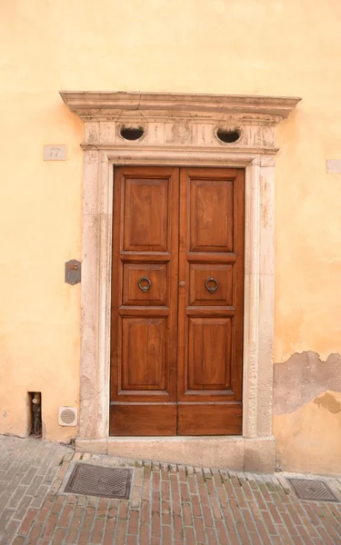 Italienische Haustür — Stockfoto