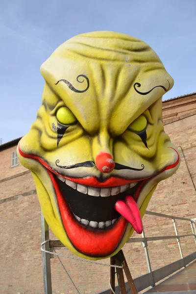 Masque de carnaval devant le mur — Photo