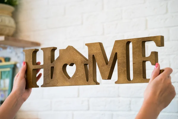 La palabra HOME hecha de letra de madera —  Fotos de Stock