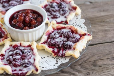 Rustik zemin üzerine ev yapımı vişneli tart