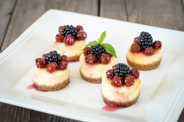 Mini cheesecake med körsbär — Stockfoto