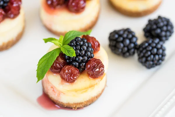 Mini cheesecake med körsbär — Stockfoto