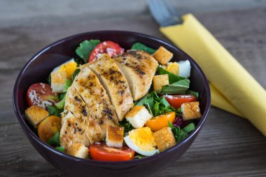 tavuk etli sebze salatası