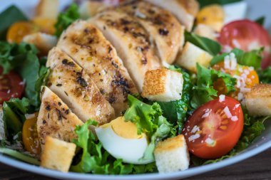 tavuk etli sebze salatası