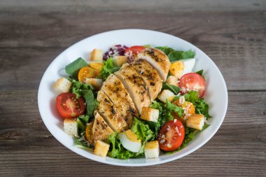 tavuk etli sebze salatası