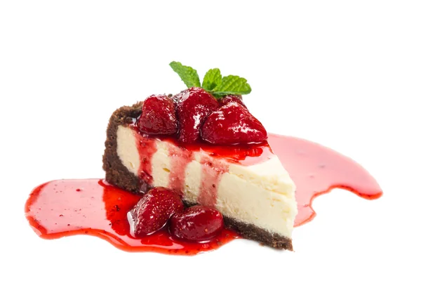 Jordgubbscheesecake på vit bakgrund — Stockfoto