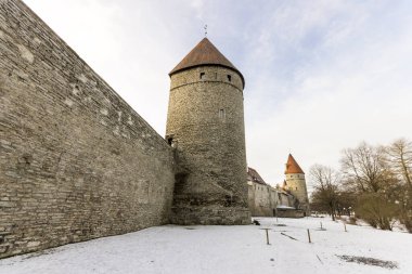 Tallinn, Estonya. Estonya 'nın başkenti Tallinn' in duvarları ve kuleleri. Bir Dünya Mirası Sitesi