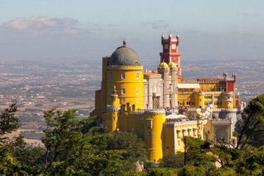 Sintra, Portekiz. Pena Sarayı ya da Palacio da Pena, Sao Pedro de Penaferrim 'de romantik bir kale. Ulusal bir anıt ve Dünya Mirası Alanı