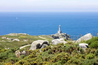 Malpica, İspanya. Punta Nariga 'daki deniz feneri, Galiçya' daki Costa da Morte 'de (Ölüm Kıyısı) manzaralı bir burundur.