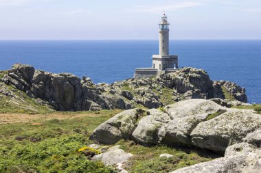 Malpica, İspanya. Punta Nariga 'daki deniz feneri, Galiçya' daki Costa da Morte 'de (Ölüm Kıyısı) manzaralı bir burundur.