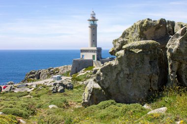Malpica, İspanya. Punta Nariga 'daki deniz feneri, Galiçya' daki Costa da Morte 'de (Ölüm Kıyısı) manzaralı bir burundur.