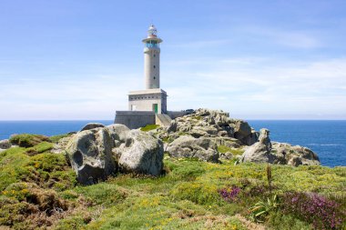 Malpica, İspanya. Punta Nariga 'daki deniz feneri, Galiçya' daki Costa da Morte 'de (Ölüm Kıyısı) manzaralı bir burundur.