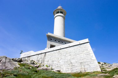 Malpica, İspanya. Punta Nariga 'daki deniz feneri, Galiçya' daki Costa da Morte 'de (Ölüm Kıyısı) manzaralı bir burundur.