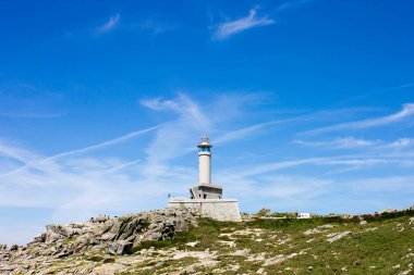 Malpica, İspanya. Punta Nariga 'daki deniz feneri, Galiçya' daki Costa da Morte 'de (Ölüm Kıyısı) manzaralı bir burundur.
