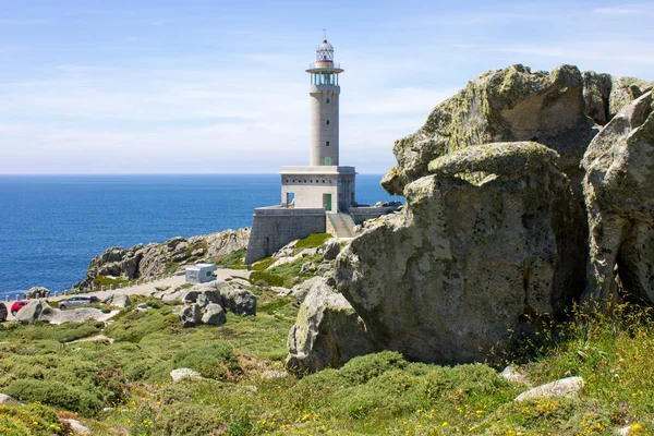 Malpica, İspanya. Punta Nariga 'daki deniz feneri, Galiçya' daki Costa da Morte 'de (Ölüm Kıyısı) manzaralı bir burundur.