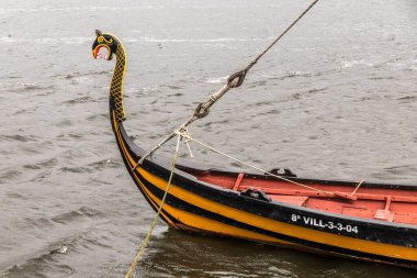 Catoira, İspanya. Torres de Oeste 'deki (Batı Kuleleri) Viking gemileri, Galiçya' da bataklıklarla çevrili harabe kaleler kompleksi.