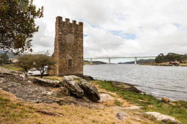 Catoira, İspanya. Torres de Oeste (Batı Kuleleri), Galiçya 'da bataklıklarla çevrili harabe kaleler kompleksi.