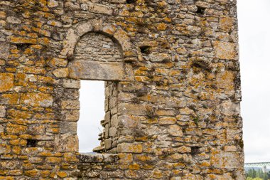 Catoira, İspanya. Torres de Oeste (Batı Kuleleri), Galiçya 'da bataklıklarla çevrili harabe kaleler kompleksi.